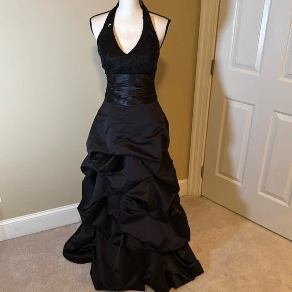 Beautiful vintage ballgown in black. Size 6. Fits like a size 4. - Picture 1 of 9